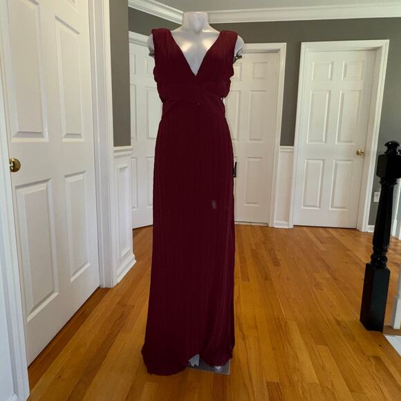 Lulus Burgundy Plisse Cutout Sleeveless Long Maxi Dress Size Medium BNWT - Picture 3 of 16